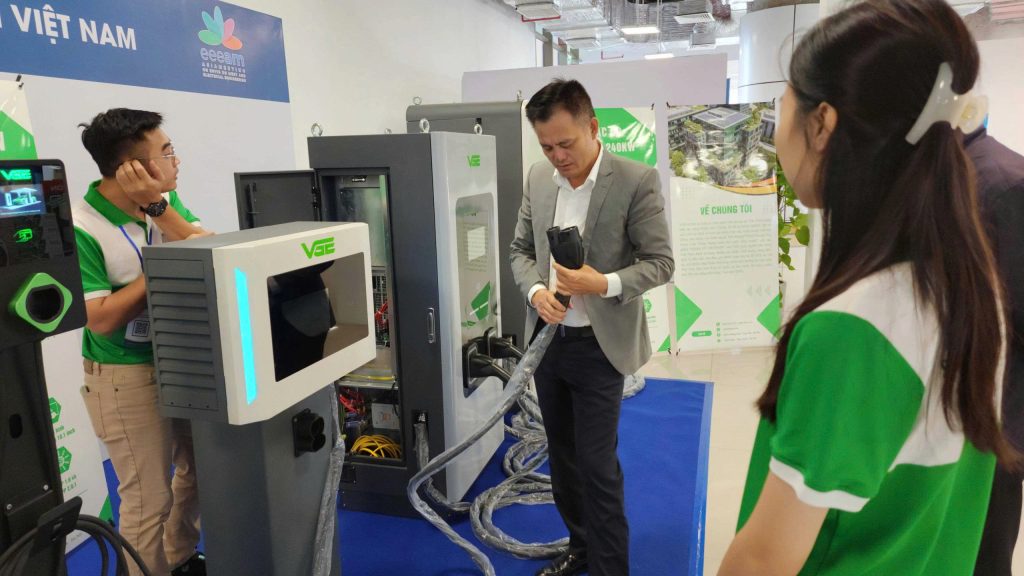 Khách tham quan trải nghiệm sạc